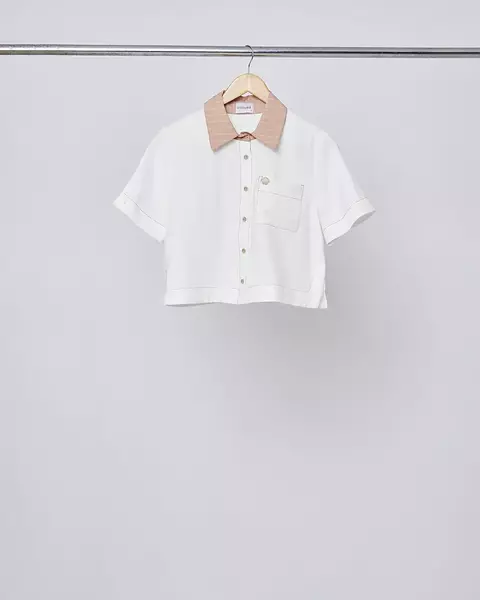 Camisa Twill C/Gola Listrada e Bordado Bolso