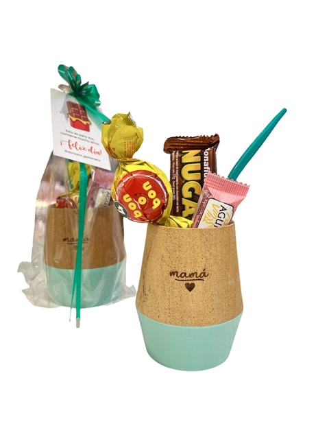 Mate madera "Mamá" c/bombilla y chocolate "verde agua"