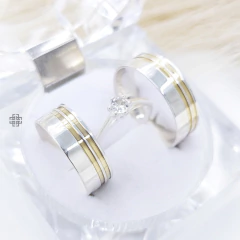 Par de Alianças Lisa (6.5mm) com 2 Friso Banhado Ouro 18k + Anel Solitário Grátis - HOMEM DA PRATA JOIAS