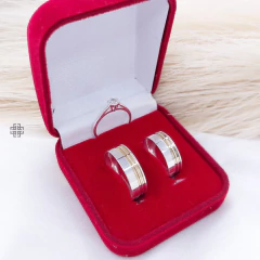 Par de Alianças Lisa (6.5mm) com 2 Friso Banhado Ouro 18k + Anel Solitário Grátis