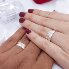 Par de Alianças Lisa (6.5mm) com 2 Friso Banhado Ouro 18k + Anel Solitário Grátis - loja online