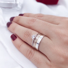 Par de Alianças Lisa (6.5mm) com 2 Friso Banhado Ouro 18k + Anel Solitário Grátis na internet