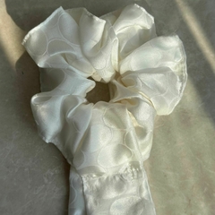 Elástico Scrunchie Lírio Caidinho Branco Estampa Bolas na internet