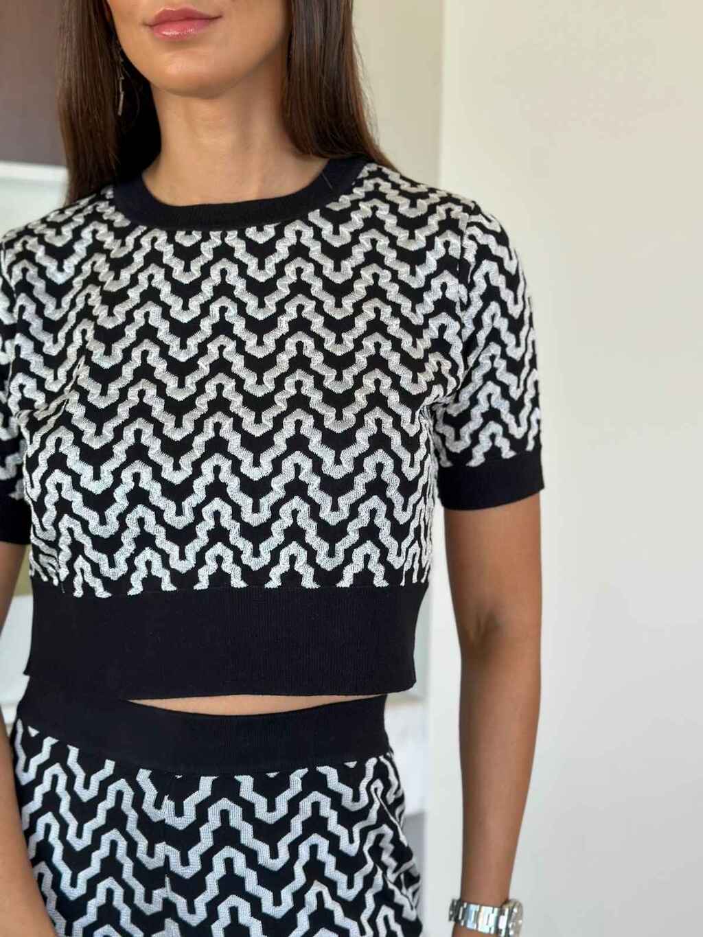 BLUSA MC JACQUARD CHEVRON - PRETO, P