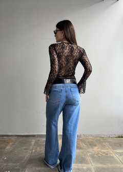 BLUSA DE RENDA LARI COM MANGA FLARE - comprar online