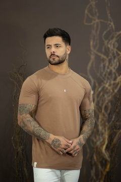 Camiseta KJ Marrom na internet