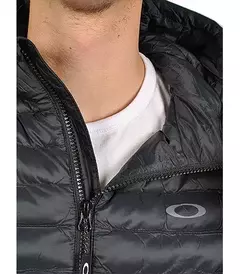 CAMPERA OAKLEY OMNI THERMAL HOODED JACKET BLACKOUT en internet