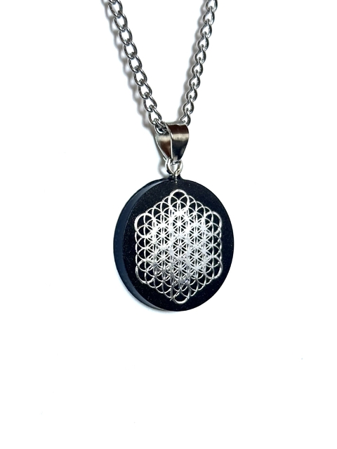 Dije Orgonita Fruto de la Vida de Cuarzo Blanco, Turmalina, Pirita y Hierro en internet