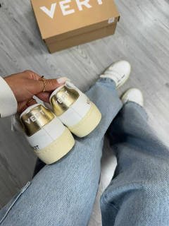 Imagem do V Velcro Branco/Ouro