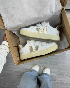 V Velcro Branco/Ouro - Gabi Soares Calçados