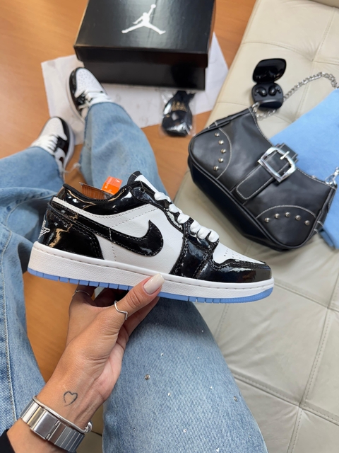 Jordan Low Preto Verniz Celeste - comprar online