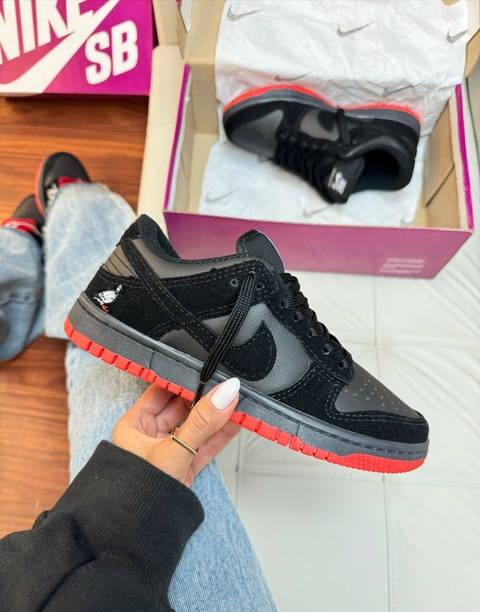 Dunk SB Staple Preto Sola Vermelha