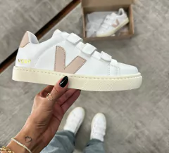 V Velcro Branco/Rosê - Gabi Soares Calçados