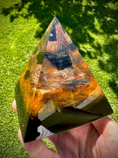 Pirâmide Orgonite M Proteção Energética