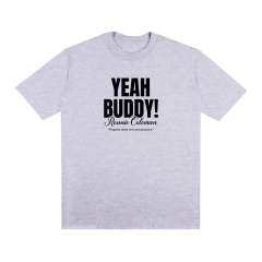 Camiseta Ronnie Coleman 'Yeah Buddy' – Estampa icônica com frase motivacional 'Progress takes time and discipline'. Modelo confortável e estiloso, ideal para treinos, academia e lifestyle fitness.