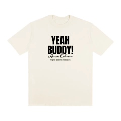 Camiseta Ronnie Coleman 'Yeah Buddy' – Estampa icônica com frase motivacional 'Progress takes time and discipline'. Modelo confortável e estiloso, ideal para treinos, academia e lifestyle fitness.