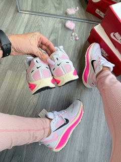 Imagem do Nike Vomero 18 - Branco/Rosa