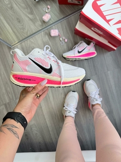 Nike Vomero 18 - Branco/Rosa