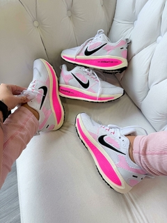 Nike Vomero 18 - Branco/Rosa - comprar online