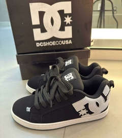 DC Court Graffik - Preto Nobuk - Dezenove Streetwear