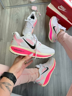 Nike Vomero 18 - Branco/Rosa