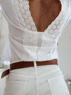 Remera básica con cuello en V