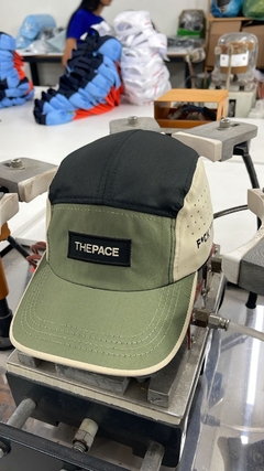 Boné FYP verde com bege na internet