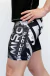 Shorts deportivos con diseño de graffiti en colores negro, blanco y gris, con la palabra GRAFITTI y otros elementos gráficos en estilo urbano.