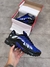 Tênis esportivo azul com solado reforçado e detalhe premium.