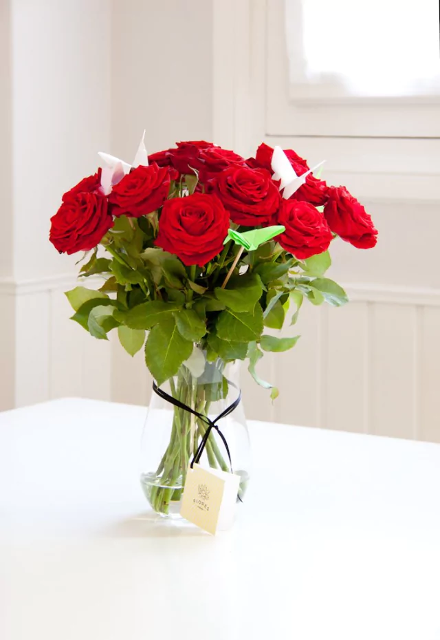 RO10 - Florero mediano con 1 docena de con mariposas - comprar online