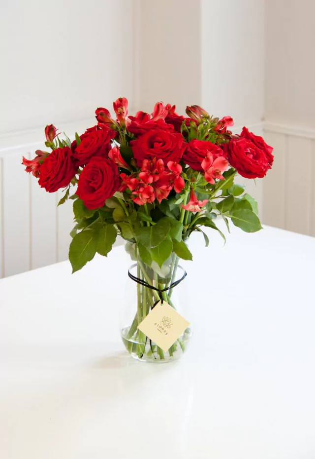 A106 - Florero de Rosas Rojas con Alstroemerias rojas - comprar online