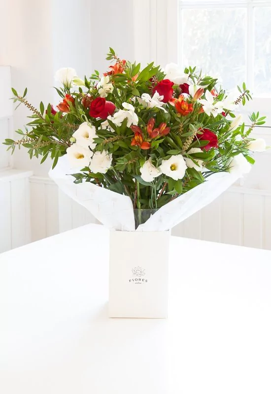 A122 - Importante arreglo con Rosas, mix de flores y follaje en internet