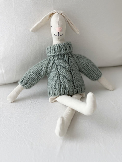 Conejo de Apego de Tela con Sweater Tejido Verde Seco