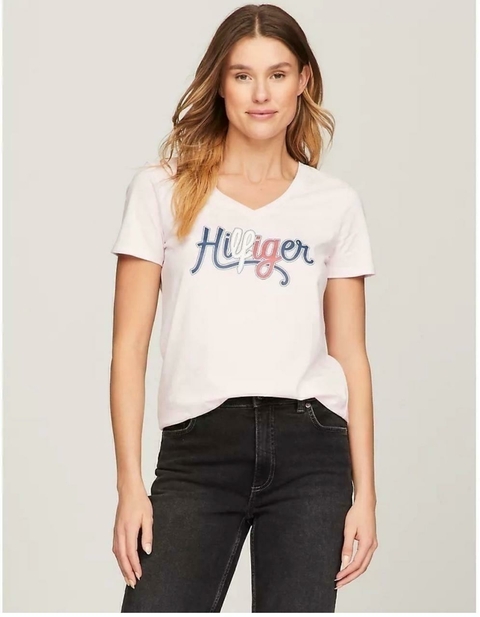 Camiseta feminina Tommy Hilfiger Script Decote em V - Th481 - Rosa bebê - Tamanho PP