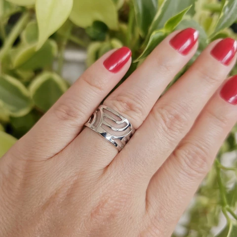 Anel Regulável Detalhes Vazados Banho Ródio Branco