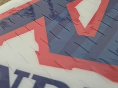 Primer plano del kit de gráficas premium para Honda XR600R, mostrando detalles de diseño y textura.