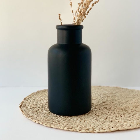 Florero Almendra Negro de Ceramica Alto.