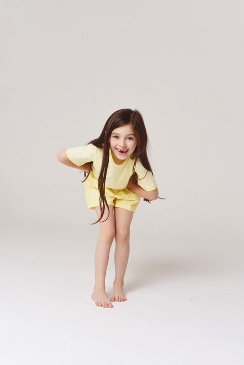 Pijama teens dos piezas short de poplin rayado y remera de algodón con aplique manga corta.