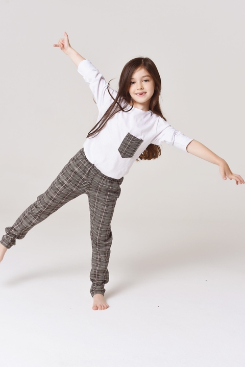 Pijama kids dos piezas calza escocesa  y remera manga larga  de algodón con bolsillo.
