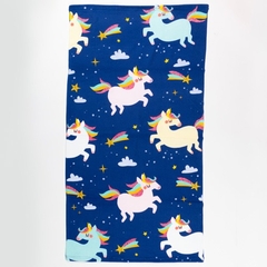 Toallon playero infantil unicornio arcoiris violeta.