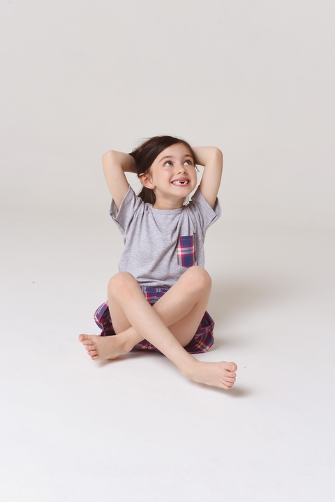 Pijama teens dos piezas short escocés  y remera de algodón manga corta con bolsillo.