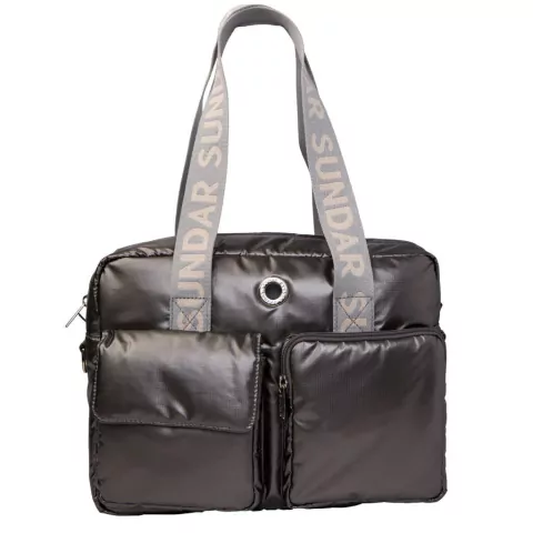 Bolsa de mano mediana en color gris plomo con dos bolsillos frontales y asas con el nombre SUNDAR.