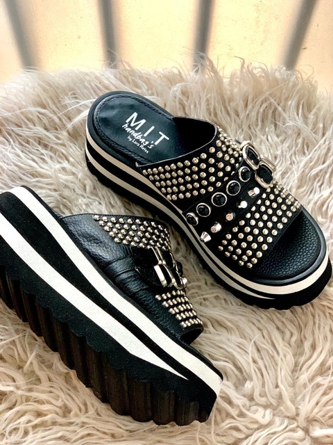 Sandalias Karol G negro tachas