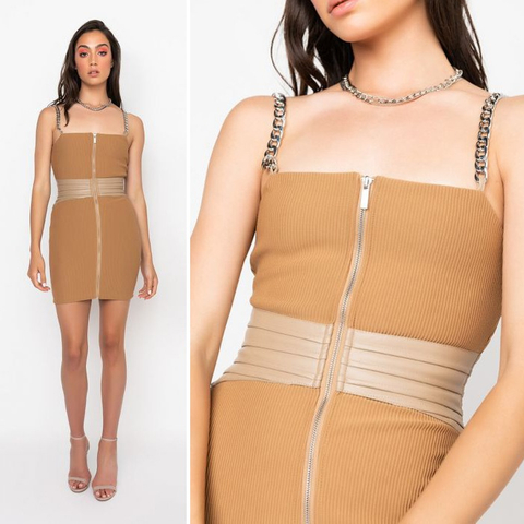 VESTIDO BEIGE CON BRETELES DE CADENA & CINTURA DE CUERINA