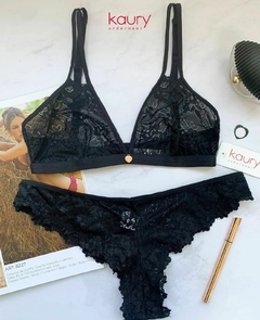 Conjunto de puntilla. Corpiño triangulito con detalle en breteles y semi less. Art 8227 - comprar online