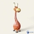 Escultura de girafa em madeira, com detalhes coloridos e sorriso amigável.