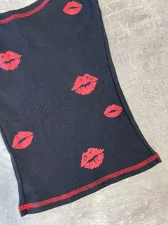 MUSCULOSA KISSING en internet