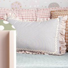 Almofada retangular vichy rosa com babado e sianinha, ideal para decoração de quarto de bebê.