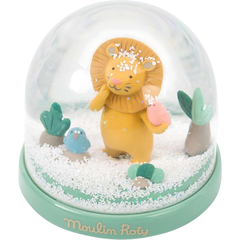 Globo de neve Savana Moulin Roty com leão amarelo, passarinhos coloridos e decoração de savana em miniatura.