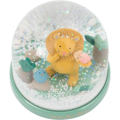 Globo de neve Savana Moulin Roty com leão amarelo, passarinhos coloridos e decoração de savana em miniatura.